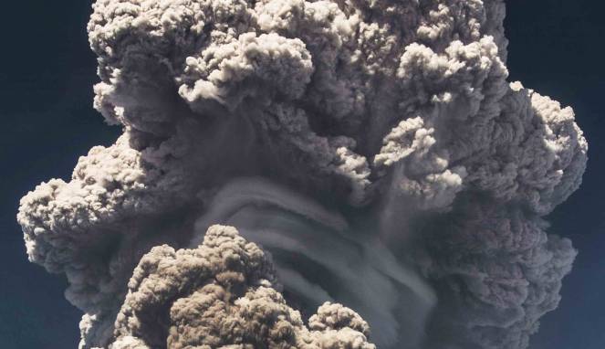 Gunung Sinabung Semburkan Abu Vulkanik 5 KM