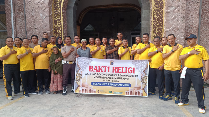 Gotongroyong di Lingkungan Masjid Muslimin, Kapolsek Pekanbaru Kota Bagikan Bibit Pohon
