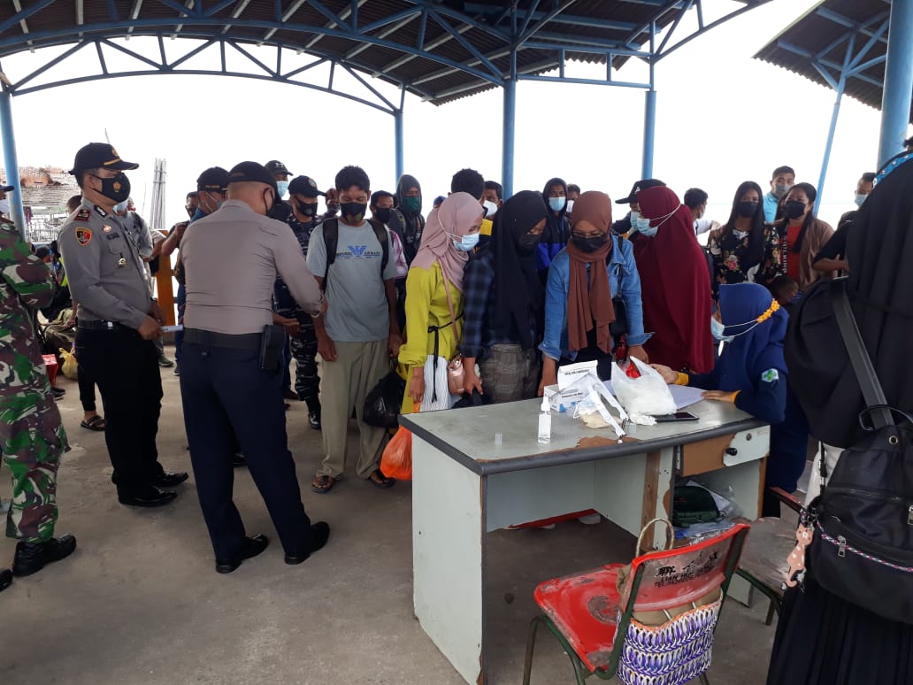 Kapolsek Kuala Kampar Perketat Penerapan Prokes di Pelabuhan Penyalai Teluk Dalam