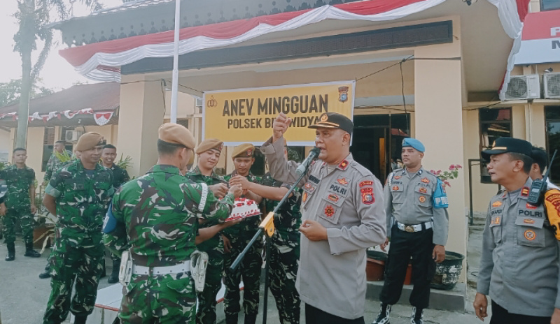 Puluhan Anggota TNI Datangi Polsek Bina Widya Pekanbaru, Ada Iringan Lagu Ulang Tahun Hari Bhayangkara