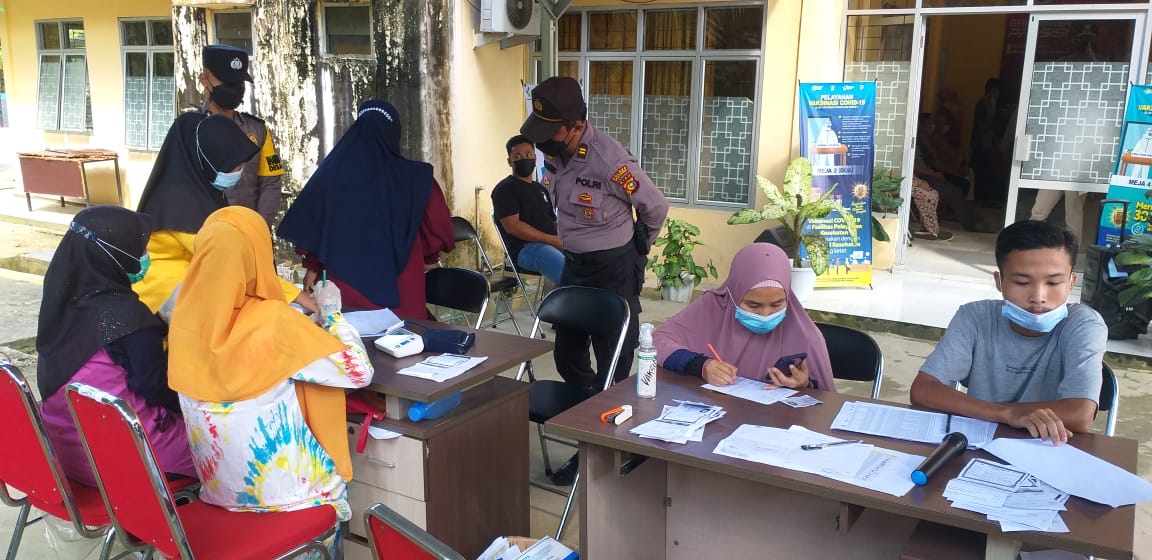Polsek Pangkalan Kuras dan TNI Awasi Pelaksanaan Vaksinasi di Puskesmas dan Sekolah