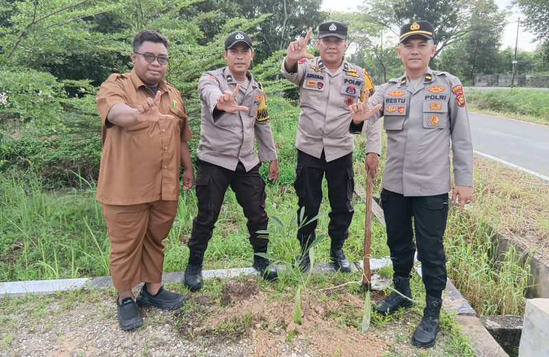 Langkah Nyata Green Policing, Binmas Polsek Payung Sekaki Gelar Acara Penanaman Pohon Bersama Masyarakat