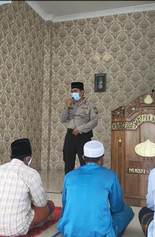 Cegah Covid-19, Polsubsektor Pelalawan Sosialisasikan Protokol Kesehatan Kepada Jamaah Masjid