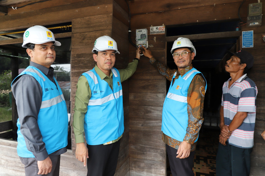 Kado Manis HLN Ke-79, PLN UIDRKR Hadirkan Terang Bagi 69 Dusun Terpencil di Riau
