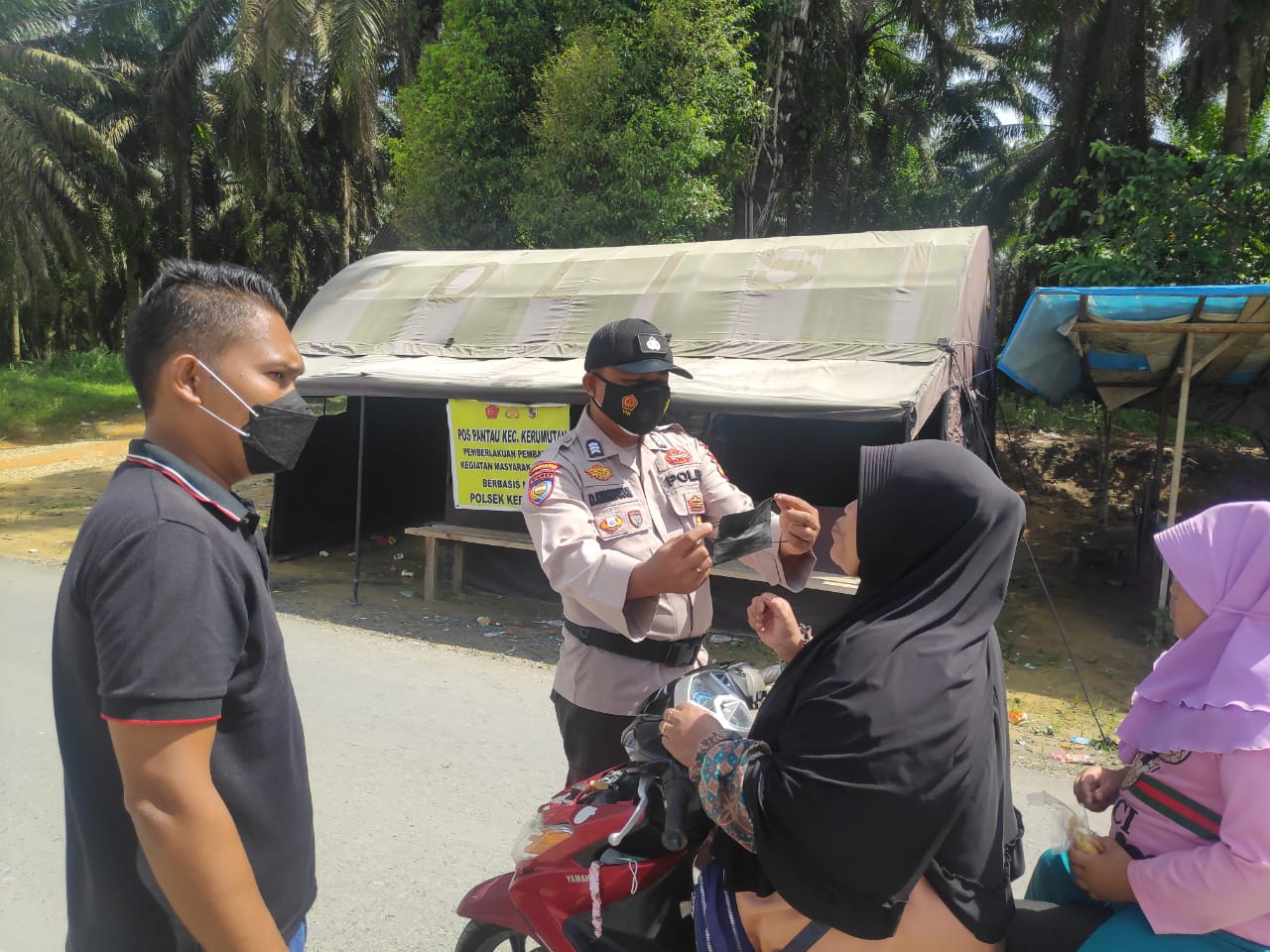 Bhabinkamtibmas Polsek Kerumutan Imbau Warga Terapkan Prokes