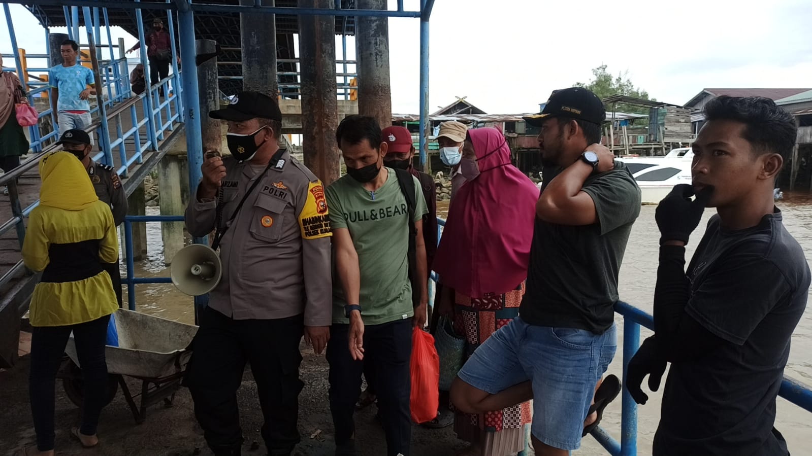 PPKM Mikro, Polsek Kuala Kampar Disiplinkan Penerapan Prokes di Pelabuhan Teluk Dalam