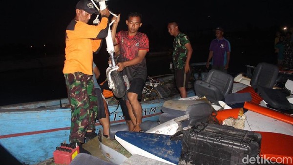 Bagian-bagian Pesawat TNI AL yang Mendarat Darurat Telah Dievakuasi