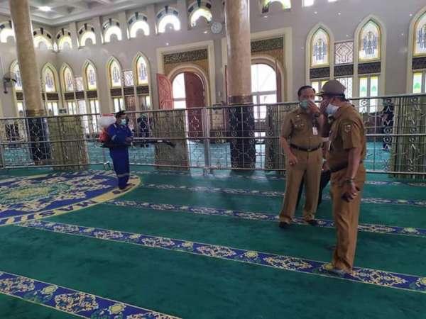 Pemko Pekanbaru semprot Disinfektan di Masjid Agung Ar-rahman