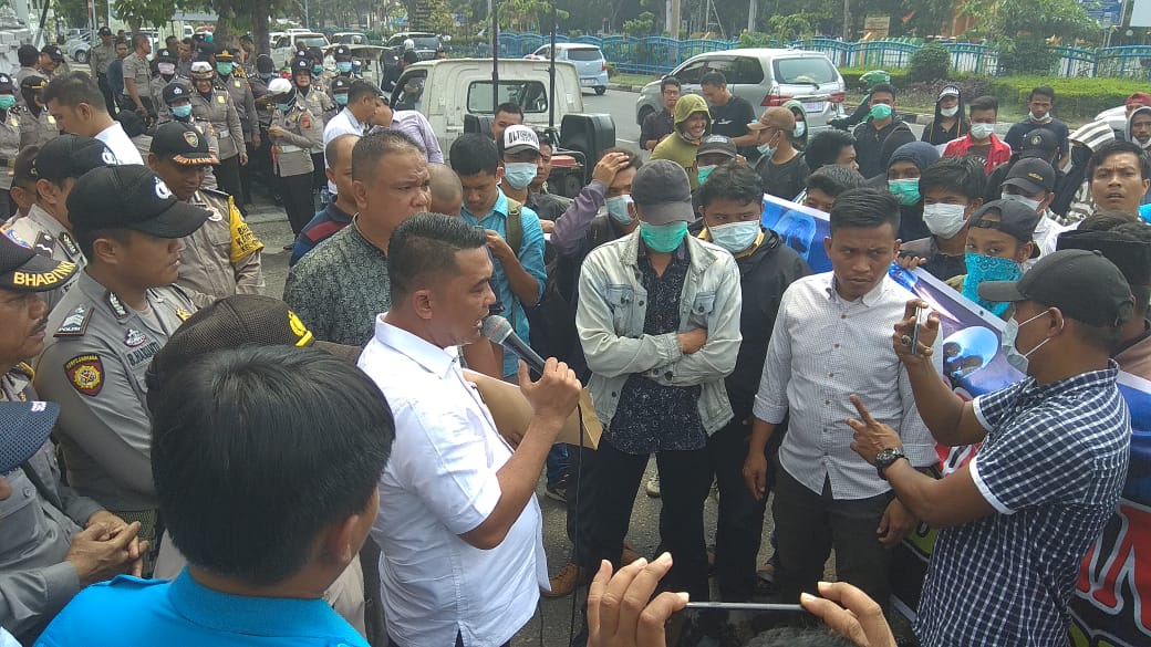 Puluhan Massa AMPUH Demo ke DPRD Kota Pekanbaru