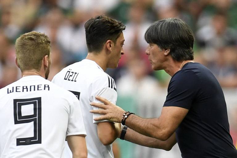 Joachim Low Tak Diberi Tahu Ozil soal Keputusannya Mundur dari Timnas Jerman