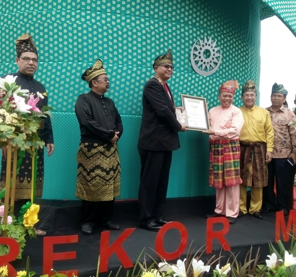 UMRI Raih Penghargaan Rekor MURI Replika Tanjak Terbesar di Indonesia