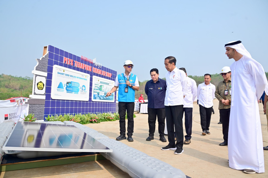 Resmikan PLTS Terapung Cirata, Presiden Jokowi: Teknologi Smart Grid PLN Bisa Mendorong Akses Listrik Bersih di Indonesia