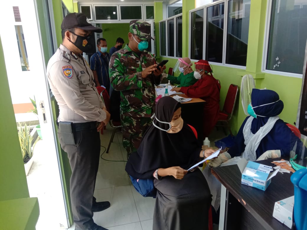 Polsek Kuala Kampar Kawal Vaksinasi Dosis II di Puskesmas Kuala Kampar