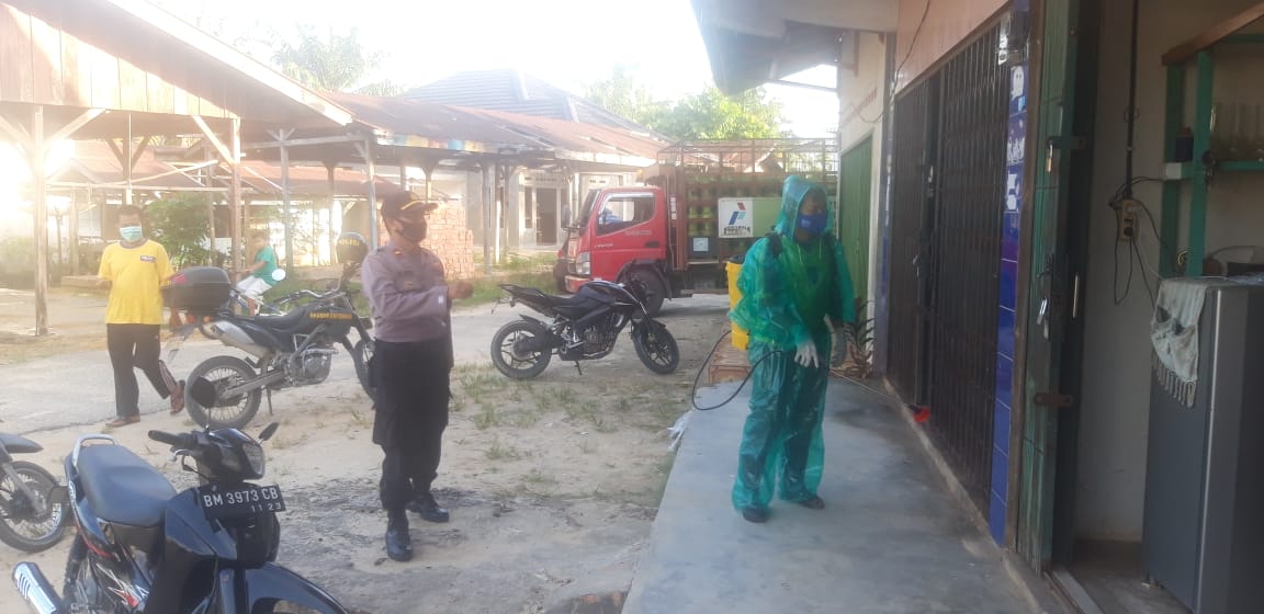 Cegah Covid-19, Polsubsektor Pelalawan Lakukan Penyemprotan Disinfektan di Desa Delik