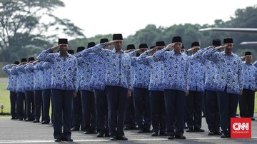 Jokowi Resmi Naikkan Gaji PNS
