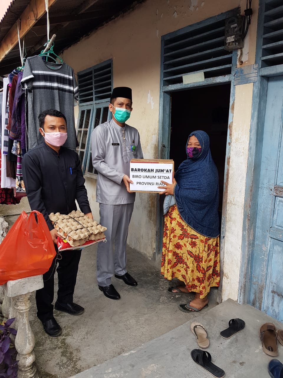 Kurangi Beban Masyarakat dalam Menghadapi Pandemi covid-19, Biro Umum Sekretariat Daerah Provinsi Riau Beri Bantuan