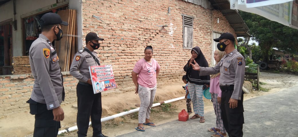 Personel Polsek Bandar Sei kijang Imbau Masyarakat Desa Kiyab Jaya Terapkan Protokol Kesehatan