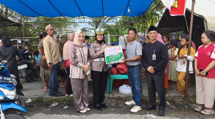 Tim Ramadhan Berkah Bagikan Ratusan Paket Takjil di Pengungsian Banjir.