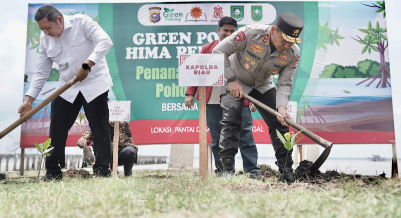Kapolda Riau dan Himpunan Mahasiswa Persis Tanam Mangrove di Bengkalis