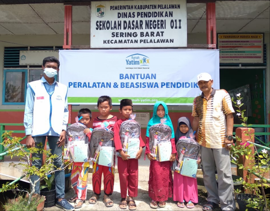 Laznas Rumah Yatim Cabang Riau Beri Bantuan Pendidikan untuk SDN 011 Sering Barat Riau
