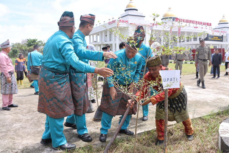 Kapolres Rohil Bersama Bupati Warnai HUT Rokan Hilir 2025 dengan Menanam Pohon