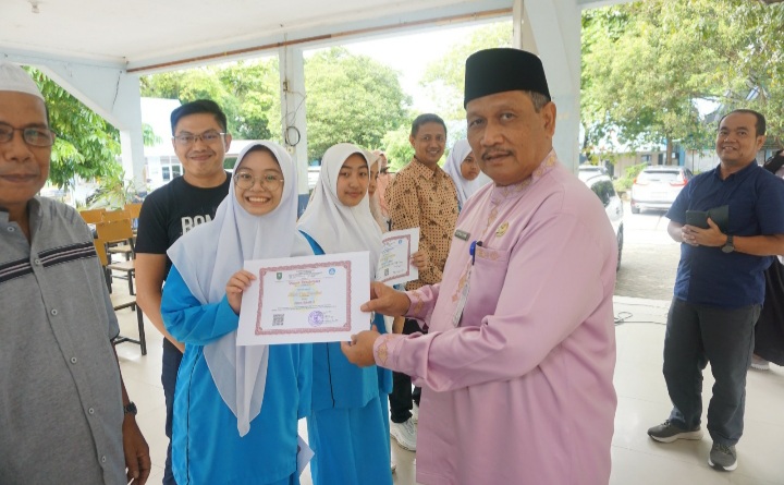 SMAN 8 Pekanbaru Beri Apresiasi Pada Siswa yang Raih Juara Akademik di Sekolah