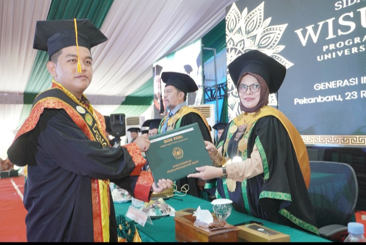 Marzuliandra dan Fatiya Jadi Pemuncak Universitas di Wisuda Umri ke 27
