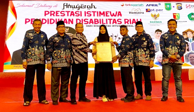 Muthia Terima Anugerah Prestasi Istimewa dari Dewan Pendidikan Riau