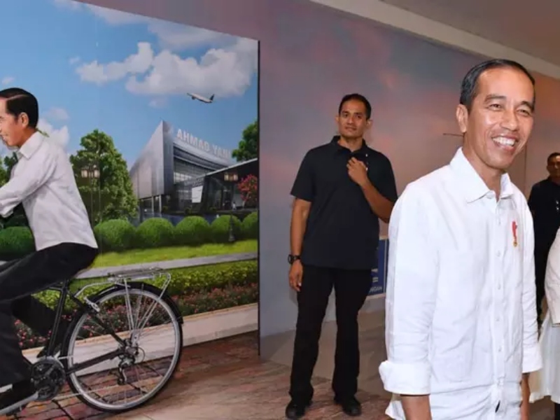 Ekspresi Lucu Jokowi Dibonceng Jokowi di Bandara Ahmad Yani