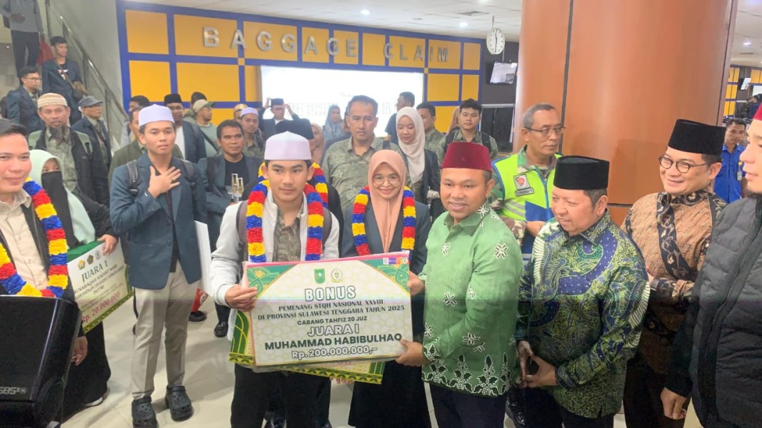 Kafilah STQH Provinsi Riau Tiba di Pekanbaru, Disambut Langsung Gubernur Abdul Wahid