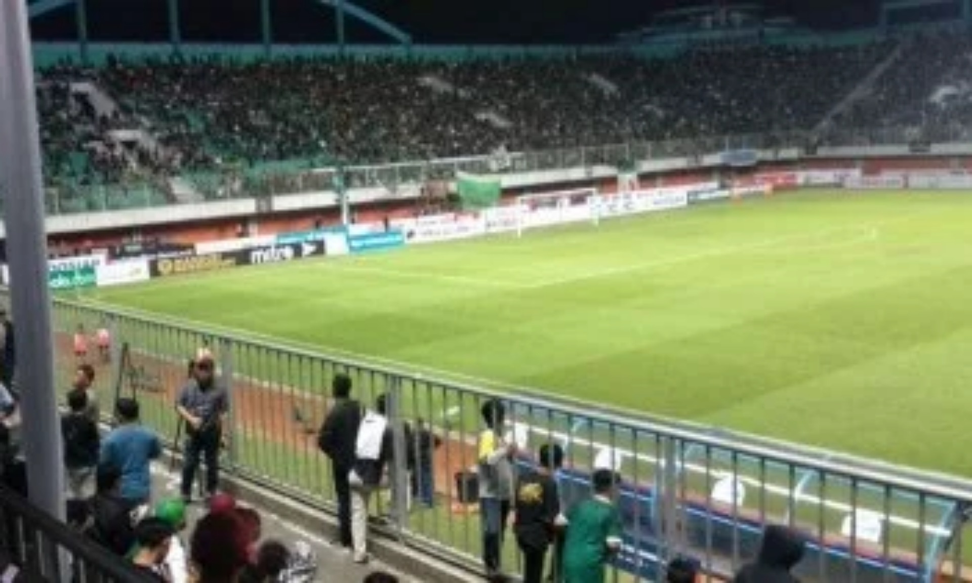 Korban Luka Berjatuhan Pasca Kericuhan Penonton PSS Vs Arema
