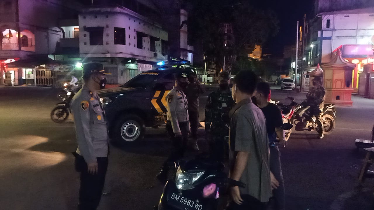 Tekan Penyebaran Corona, Kapolsek Bangko Pimpinan Patroli Penerapan Prokes
