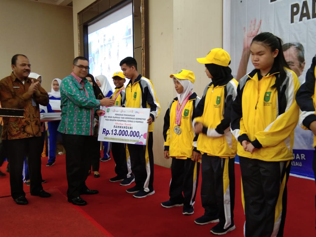 Berprestasi di Tiga Iven, Atlet Pelajar Riau Terima Bonus dari Pemprov