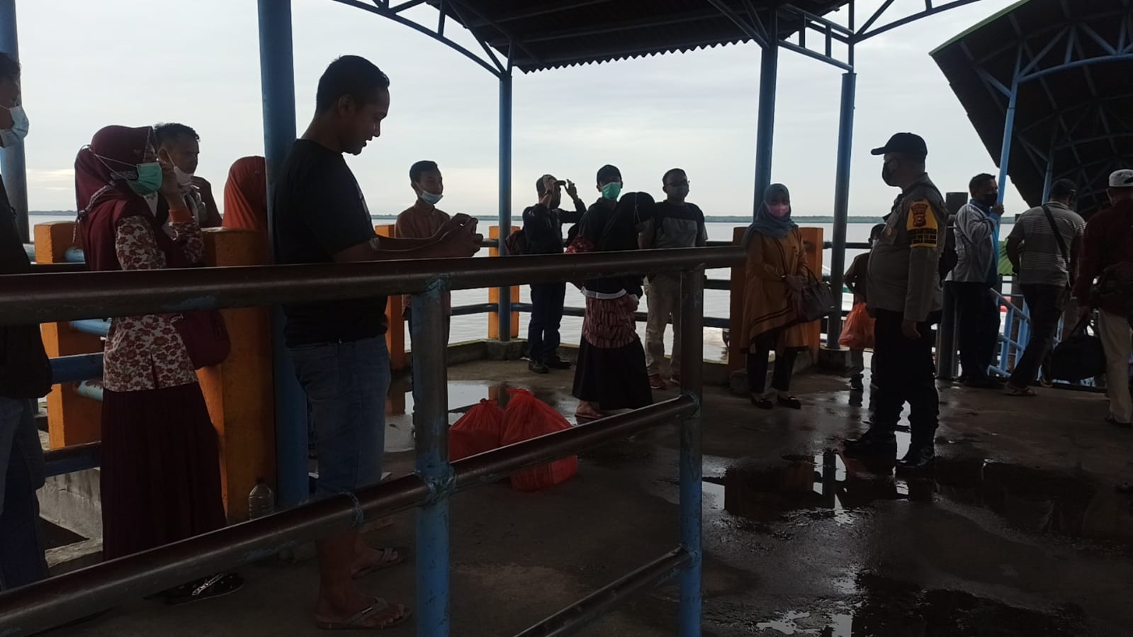 Tekan Angka Kasus Positif Covid-19, Polsek Kuala Kampar Rutin Gelar Yustisi di Pelabuhan