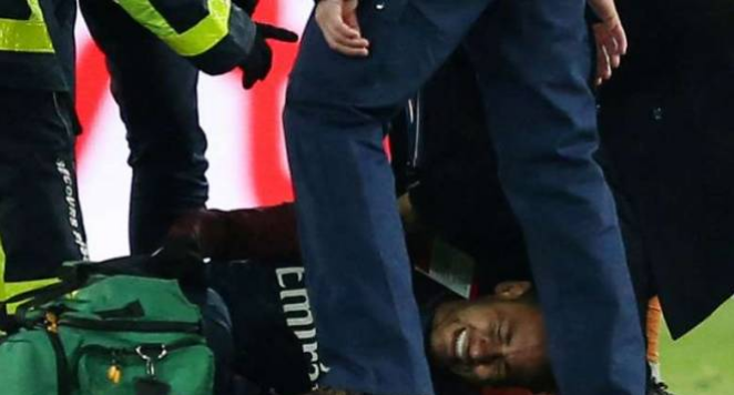 Ditandu Keluar Lapangan, Bomber Andalan Paris Saint-Germain Cedera