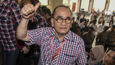 Ruhut Tertawa Geli Baca Survei INES, Prabowo Kalahkan Jokowi