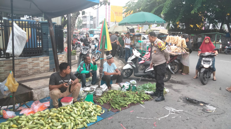 Bawa Pesan Kamtibmas dan Program Ketahanan Pangan, Bhabinkamtibmas Kota Baru Sambangi Pedagang Pasar Agus Salim
