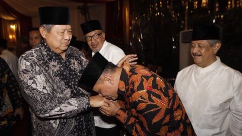 Saat Gatot Nurmantyo Cium Tangan SBY