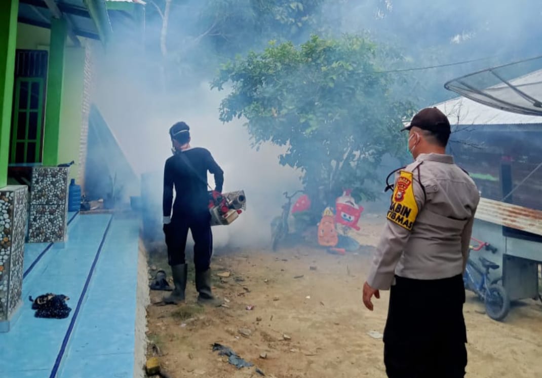 Personel Polres Bengkalis Bersama Puskesmas Lakukan Fogging di Desa Harapan Baru