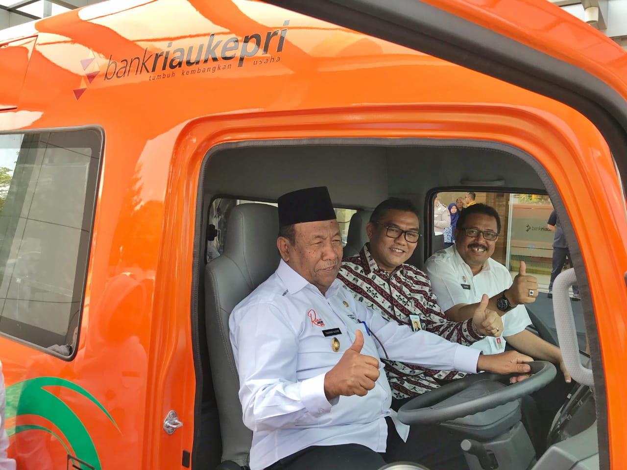Tingkatkan PAD Daerah Bank Riau Kepri Serahkan 4 Unit Mobil Samsat Keliling Untuk Bapenda Riau
