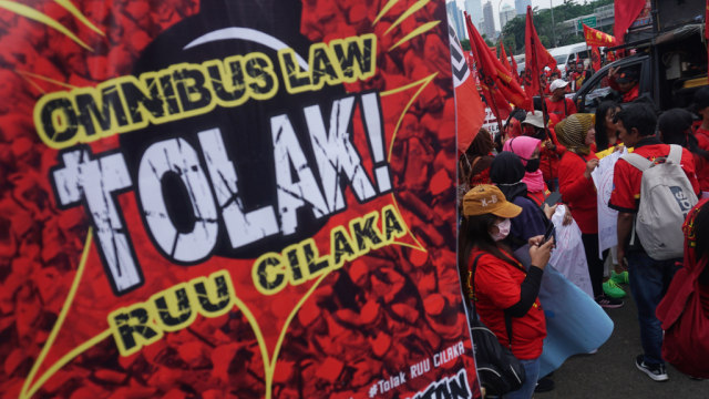 Demo Tolak Omnibus Law di Serang Ricuh, Massa Menolak Dibubarkan Polisi