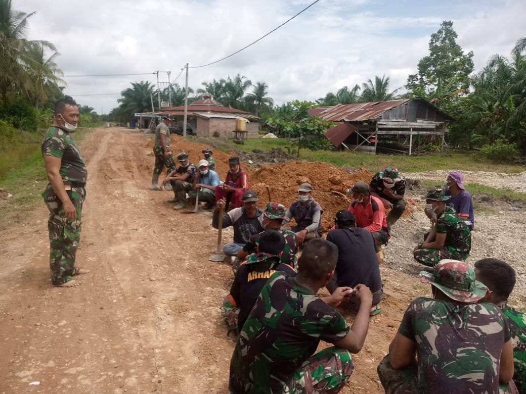 Disela-sela Goro Pembangunan Aukas, TNI Bercengkrama Dengan Warga