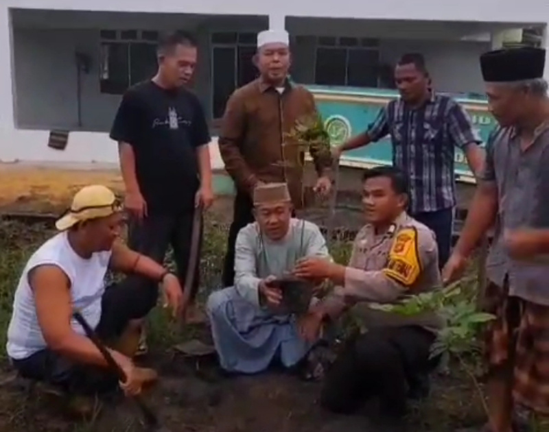 Bhabinkamtibmas Kampung Kandis Goro Bersama Masyarakat dan Tanam Pohon Dilingkungan Masjid