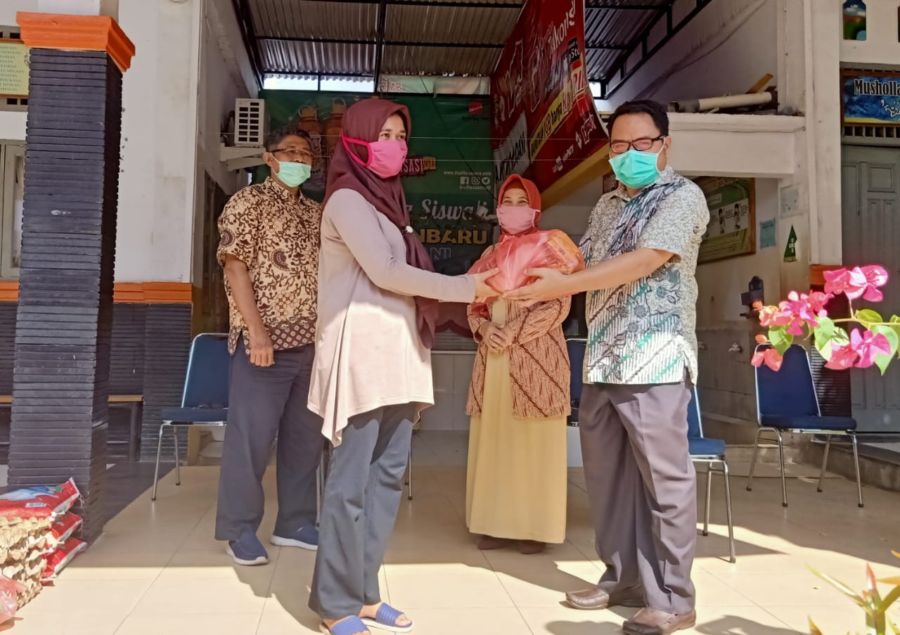 SMPN 3 Pekanbaru dan Alumni Berikan 80 Paket Sembako ke Siswa Yatim dan Kurang Mampu