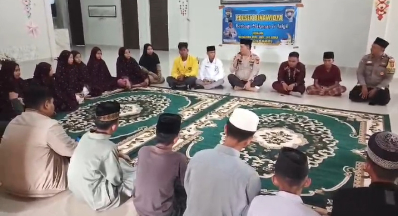 Kapolsek Bina Widya dan Kipan Berbagi Takjil Bersama Anak Yatim di Bulan Ramadan