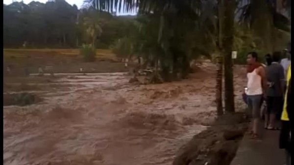 Banjir Bandang Terjang Sumbar, Puluhan Rumah Rusak-Jembatan Roboh