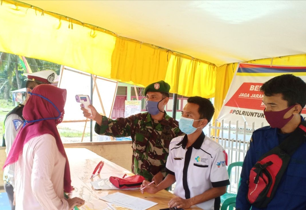 Personel Gabungan TNI Polri Siaga di Pos Covid-19
