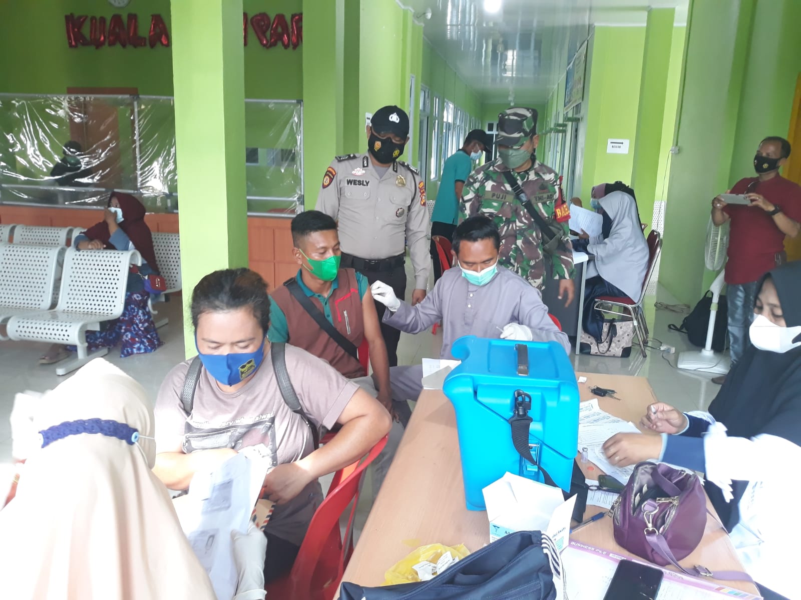 Personel Polsek Kuala Kampar dan TNI Awasi Pelaksanaan Vaksinasi di Puskesmas