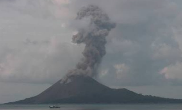 Gunung Anak Krakatau Keluarkan Asap, PVMBG Peringatkan Jalur Penerbangan