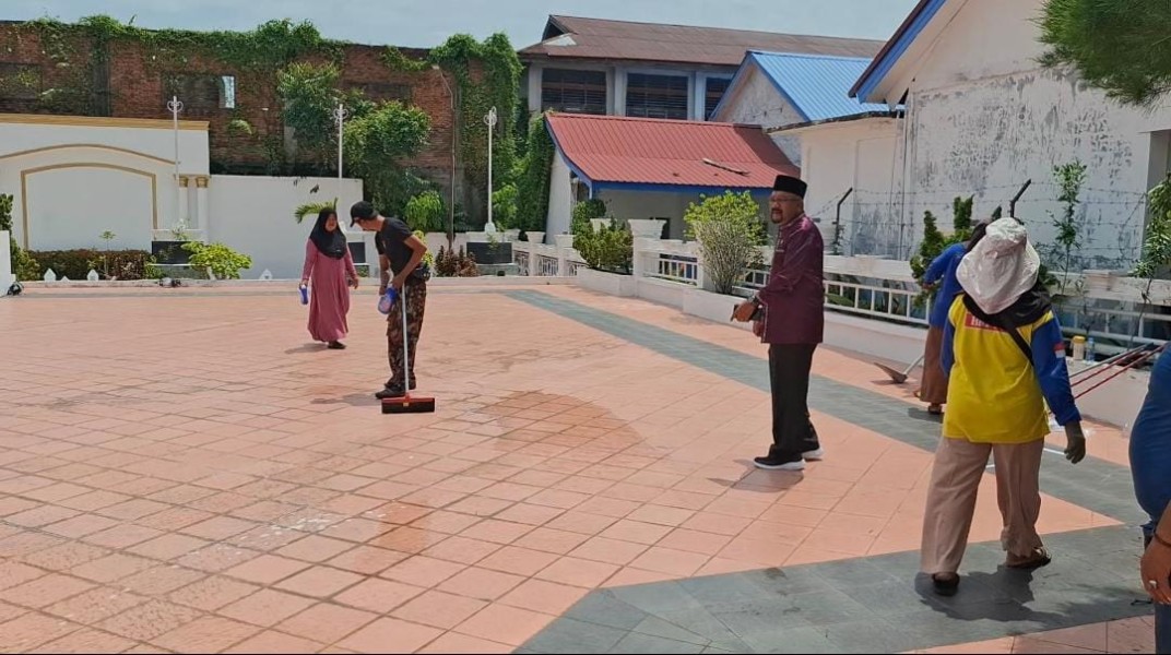 Kadis LH Suwandi Pimpin Langsung Pembersihan Dan Penataan Taman Makam pahlawan dan Taman Budaya